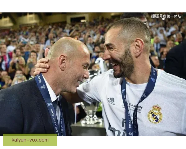 本泽马技术特点解析：表现稳健，持续提升进攻威胁